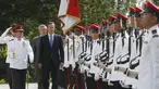 PM Inggris David Cameron  ditemani PM ketiga Singapura Lee Hsien Loong menginspeksi barisan tentara dalam seremonial penyambutan di Istana Kepresidenan Singapura, Rabu (29/7/2015). Inggris ingin perkuat kerja sama dengan negara ASEAN. (REUTERS/Edgar Su)