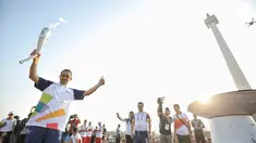 Gubernur DKI Jakarta Anies Baswedan mengangkat obor saat puncak Kirab Obor Asian Games 2018 di Jakarta, Sabtu (18/8). Obor diarak mulai dari Monumen Nasional (Monas) menuju Stadion Utama Gelora Bung Karno (GBK). (Liputan6.com/Faizal Fanani)