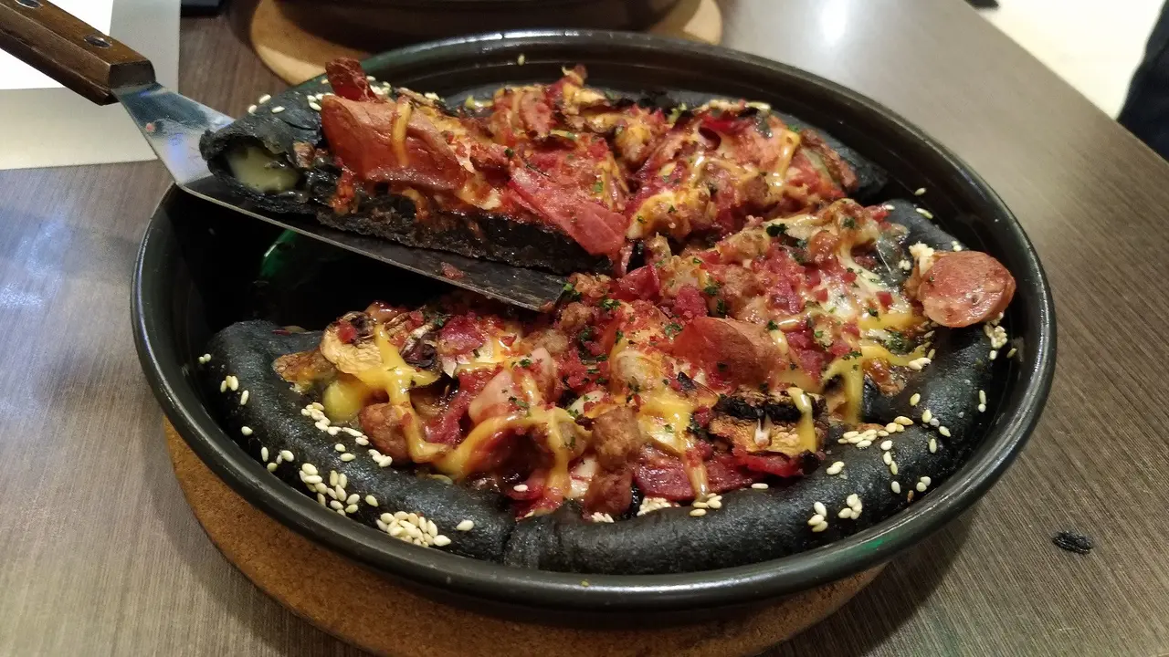 Pizza Hitam, Sensasi Wajib Coba Bagi Penggemar Berat Pizza