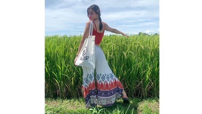 6 Gaya Sederhana Nora Alexandra saat di Pinggir Sawah, Lepas Penat (sumber: Instagram.com/ncdpapl)