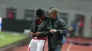 Pemain Timnas Indonesia U-23, Muhammad Arfan mendengar arahan pelatih sebelum pemanasan pada laga persahabatan di Stadion Wibawa Mukti, Bekasi, Rabu (16/11/2017). Indonesia kalah 2-3. (Bola.com/NIcklas Hanoatubun)