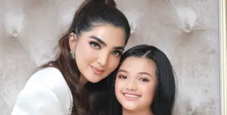 Potret terbaru Ashanty bersama putri kecilnya, Arsy, menunjukkan kecantikan Arsy yang sedang beranjak remaja. Makin mirip sang ibu, tak bisa dipungkiri pesonanya luar biasa. Foto: Instagram.