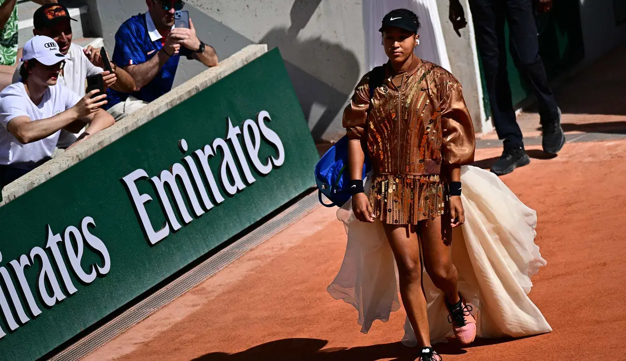 Naomi Osaka dari Jepang tiba sebelum pertandingan tunggal putri melawan Donna Vekic (Kroasia) pada hari ke-5 turnamen Prancis Terbuka 2026 di Lapangan Simonne-Mathieu, Kompleks Roland-Garros, Paris pada Kamis 28 Mei 2026. (JULIEN DE ROSA/AFP)