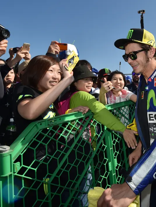 Pembalap yang telah menjuarai beragam perlombaan tingkat dunia ini tidak lupa diri meski dirinya semakin sukses. Valentino Rossi tak melupakan para penggemarnya yang selalu mendukung dirinya selama ini. (AFP/Bintang.com)
