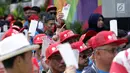 Beberapa calon penonton seremoni pembukaan Asian Games 2018 menunjukkan tiketnya jelang masuk kawasan GBK, Jakarta, Sabtu (18/8). Asian Games 2018 akan berlangsung hingga 2 September, mendatang. (Liputan6.com/Helmi Fithriansyah)