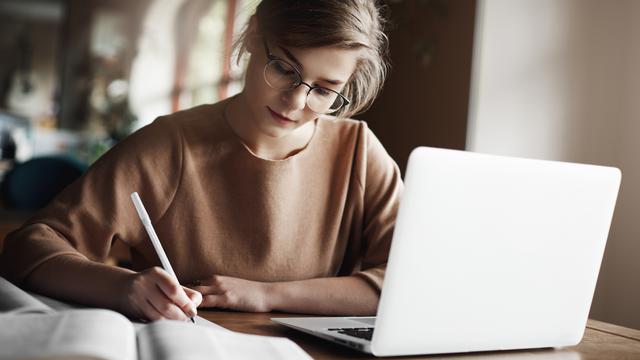 Ilustrasi menulis kata konkret dan abstrak