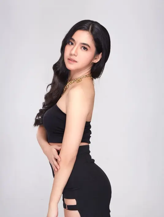 Hal tersebut tentunya juga ditunjang dengan aura yang terpancar dari pribadi tersebut. Contohnya DJ Una. (Instagram @putriuna)