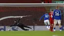 Pemain Everton Gylfi Sigurdsson (10) mencetak gol ke gawang Liverpool pada pertandingan Liga Inggris di Anfield, Liverpool, Inggris, Sabtu (20/2/2021). Liverpool kalah 0-2. (Phil Noble/Pool via AP)