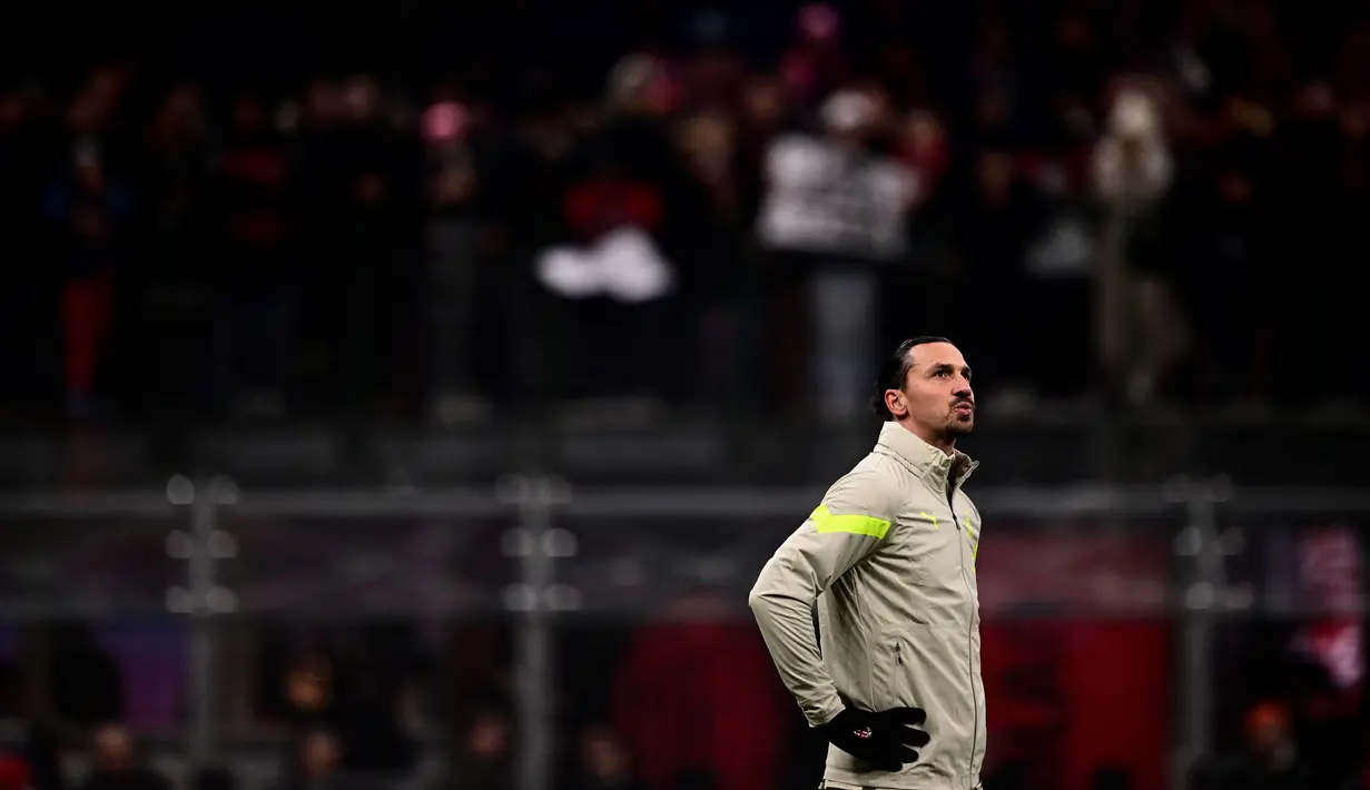 Pemain AC Milan, Zlatan Ibrahimovic saat menjalani sesi pemanasan sebelum pertandingan melawan Torino dalam laga lanjutan pekan ke-22 Serie A musim 2022/2023, Sabtu (11/2/2023) dini hari WIB. Walau tidak ikut bermain, kehadiran pemain dengan julukan Indiana Jones tersebut di San Siro rupanya membawa aura positif bagi Milan. (AFP/Marco Bertorello)