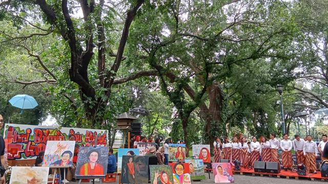 Para seniman merayakan ulang tahun Megawati Soekarnoputri di Taman Suropati, Jakarta. (Istimewa)