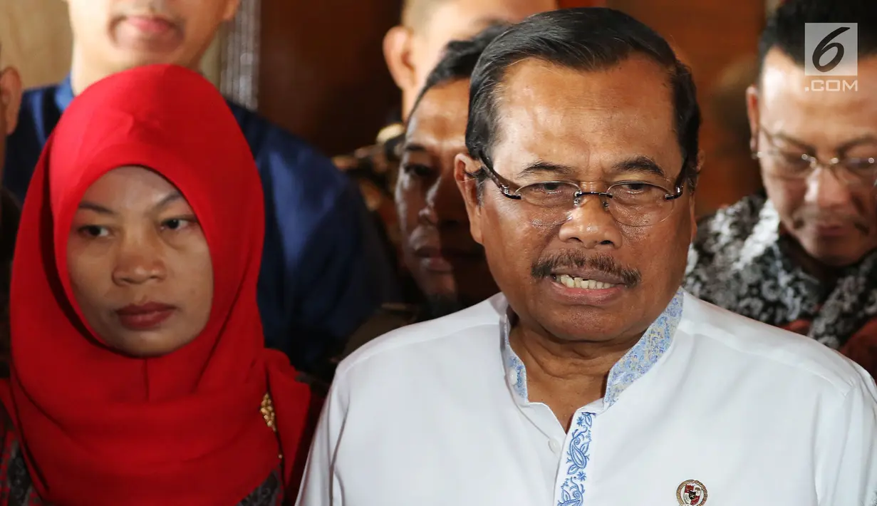 Jaksa Agung HM Prasetyo (kanan) memberikan keterangan kepada wartawan seusai menerima kedatangan terpidana kasus pelanggaran UU ITE, Baiq Nuril di gedung Kejaksaan Agung, Jakarta, Jumat (12/7/2019). (Liputan6.com/Johan Tallo)