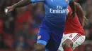 Striker Arsenal, Alexandre Lacazette, menggiring bola saat melawan Benfica  pada laga Emirates Cup di Stadion Emirates, London, Sabtu (29/7/2017). Arsenal menang 5-2 atas Benfica). (AP/John Walton) 