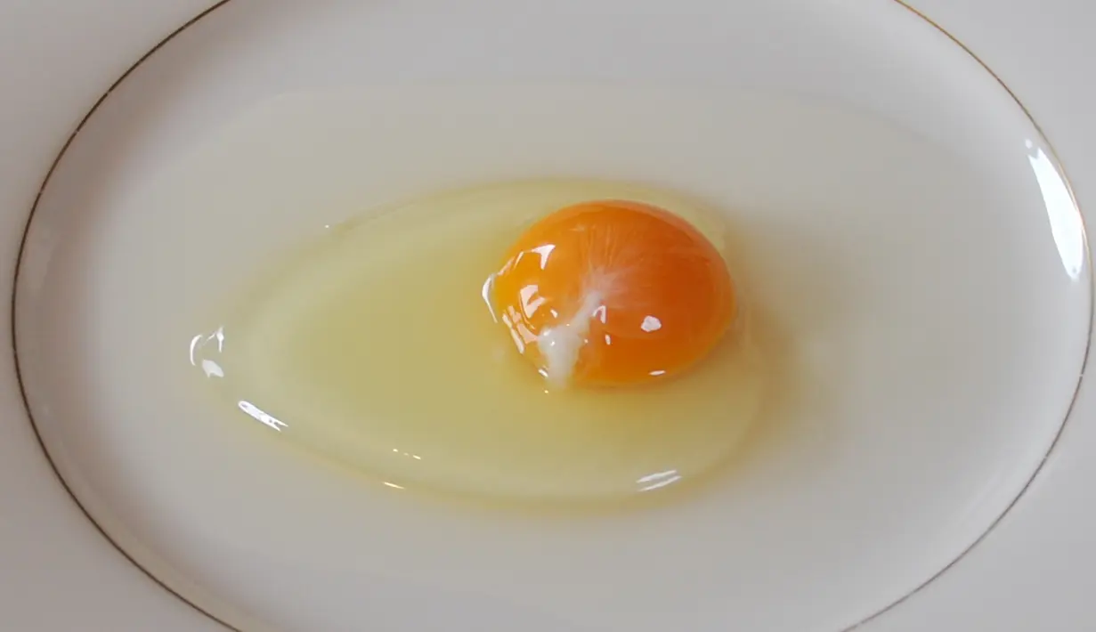 Balurkan putih telur pada wajah terutama hidung yang kerap menjadi tempat tumbuh kembang komedo, lalu diamkan beberapa menit hingga kering, kemudian basuh dengan air sampai bersih. (en.wikipedia.org)