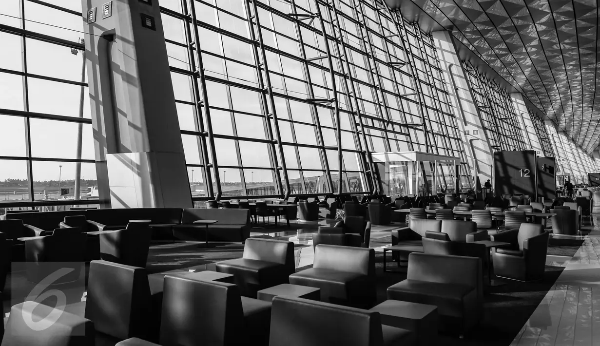 Suasana ruang tunggu Terminal 3 Ultimate Bandara Soekarno-Hatta, Cengkareng, Tangerang, Banten, Minggu (24/7). Art and culture menjadi konsep yang diusung Terminal 3 yang baru di mana dipasang beberapa lukisan dan patung Garuda (Liputan6.com/Fery Pradolo)