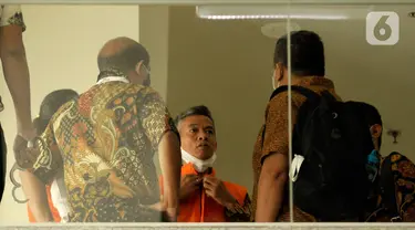 Mantan Komisioner KPU RI, Wahyu Setiawan (tengah) usai menjalani sidang dengan agenda dakwaan saat sidang online di Gedung KPK, Jakarta, Kamis (28/5/2020). Wahyu Setiawan diperiksa terkait dugaan menerima suap pengurusan PAW anggota DPR dari PDIP. (merdeka.com/Dwi Narwoko)