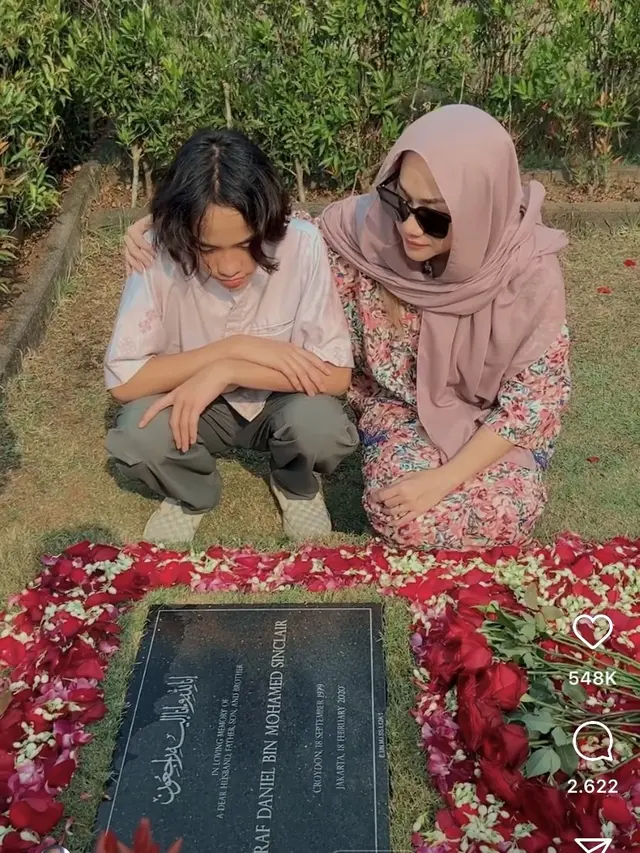 Bunga Citra Lestari saat Ziarah Peringatan Ulang Tahun Ashraf Sinclair Bersama Tiko. [@itsmebcl]