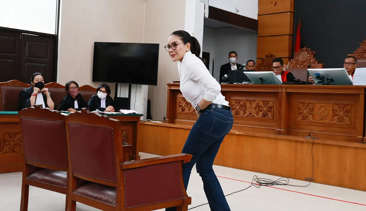 Kasus tersebut bermula saat Nikita Mirzani diduga menjelek-jelekkan produk perawatan kulit milik Reza Gladys.Nikita Mirzani juga diduga melakukan pemerasan terhadap korban hingga miliaran rupiah. (Kapanlagi.com/Budy Santoso)