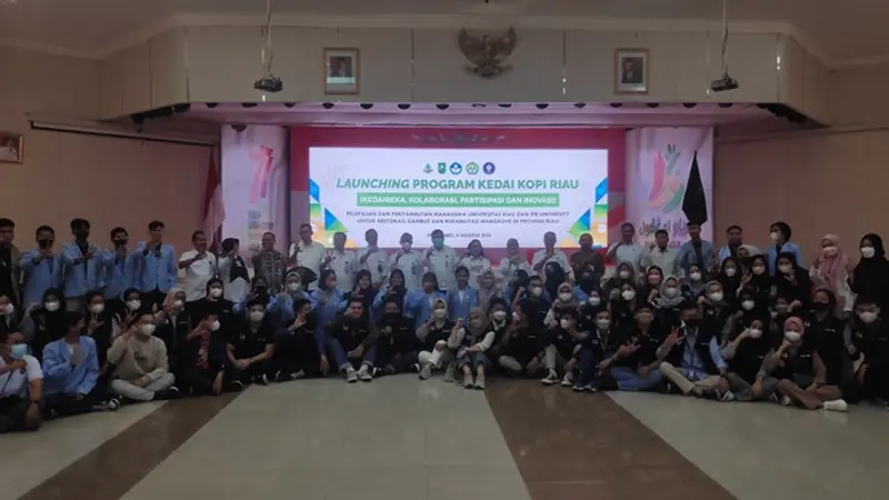 Mahasiswa dari berbagai universitas yang mengikuti program Kedai Kopi Riau menyelamatkan gambut dan mangrove di Indonesia.