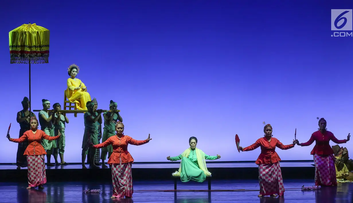 Sejumlah pemain mempersembahkan pertunjukan teater I LA GALIGO di Ciputra Artpreneur Theater, Jakarta, Rabu (3/6/2019). Karya musik-teater bercerita melalui tarian, gerak tubuh, soundscape dan penataan musik gubahan Rahayu Supanggah yang disutradarai Robert Wilson. (Liputan6.com/Fery Pradolo)