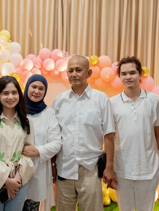 Dul Jaelani berpose bersama kedua orangtua Tissa Biani. (Foto: Instagram/ tissabiani)