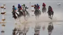 Sejumlah peserta memacu kudanya di atas lumpur saat berkompetisi di Wadden Race, Lower Saxony, Jerman, Minggu (12/7/2015).Para peserta bersaing untuk menjadi yang terdepan. (REUTERS/Fabian Bimmer)
