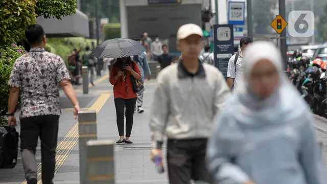 Aktivitas Warga Jakarta saat Hari Tanpa Bayangan