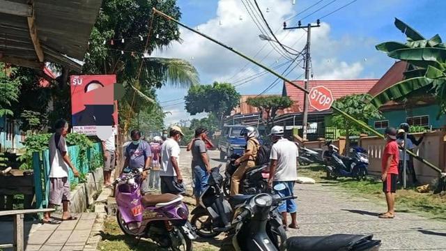 Warga yang melakukan  'lockdown' secara lokal di sejumlah lokasi di kabupaten Muna saat pandemi Covid-19.(Liputan6.com/Ahmad Akbar Fua)