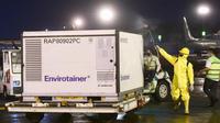Sebanyak 1,2 juta vaksin COVID-19 Sinovac dalam 7 Envirotainer tiba di Bandara Soetta, Jakarta pada Minggu (6/12/2020) pukul 21.25 WIB, dibawa pesawat jenis Boeing 777-300 ER nomor registrasi PK-GIC. (Biro Pers Sekretariat Presiden/Rusman)