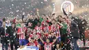 Para pemain Atletico Madrid melakukan selebrasi usai menjuarai Liga Europa 2017-2018 dengan mengalahkan Marseille pada laga final di Stadion Groupama, Lyon, Kamis (17/5/2018). Atletico Madrid menang 3-0 atas Marseille. (AP/Thibault Camus)