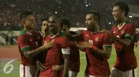 Pemain Timnas Indonesia merayakan gol yang diciptakan Boaz ke gawang Malaysia saat laga ujicoba di Stadion Manahan Solo, Selasa (6/9). Indonesia menang dengan skor telak 3-0. (Liputan6.com/Boy Harjanto)