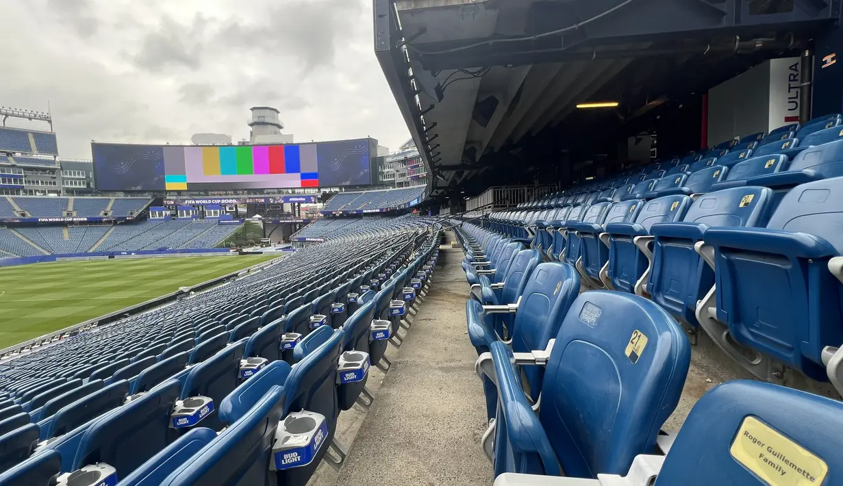 Deretan kursi penonton di Gillette Stadium, Foxborough, Boston, AS, terlihat menjelang pertandingan fase grup Piala Dunia 2026, Kamis (18/6/2026). Stadion berkapasitas lebih dari 65 ribu penonton ini dilengkapi kursi individual dengan tempat minuman serta layar raksasa di kedua sisi stadion untuk menunjang kenyamanan penonton selama pertandingan berlangsung. (KLY Sports/Hery Kurniawan/Adv/Powerade)