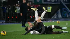 Pemain Napoli, Romelu Lukaku berebut bola dengan pemain Lazio, Alessio Romagnoli dalam laga lanjutan Liga Italia 2024/2025 di Olympic Stadium, Roma, Italia, Minggu (16/02/2025) WIB. (AFP/Filippo Monteforte)