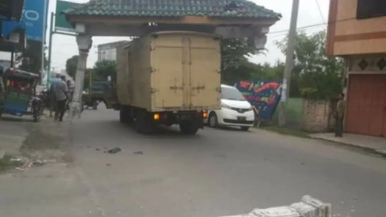 6 Foto Kendaraan Nyangkut, Bikin Enggak Habis Pikir