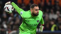 Kiper Timnas Italia berusia 25 tahun yang kini tengah menjalani musim ke-3 bersama PSG, Gianluigi Donnarumma saat ini mendapatkan gaji sebesar 214,3 ribu pounds atau setara Rp4,1 miliar per pekan. Eks AC Milan tersebut masih terikat kontrak bersama PSG hingga akhir musim 2025/2026. (AFP/Sylvain Thomas)