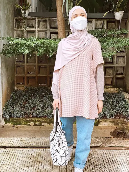 Tampilan casual yang feminin, cukup padukan blouse warna pink dengan mom jeans dan hijab pashmina ala dokter dan presenter Nycta Gina berikut ini, stylish! (Instagram/missnyctagina).