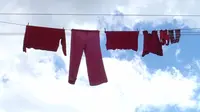 Apabila persediaan baju bersih sudah habis, tak perlu juga harus beli baju baru. Ya, Anda bisa mencuci baju kotor meskipun sedang mudik atau liburan. (Image: Freepik)
