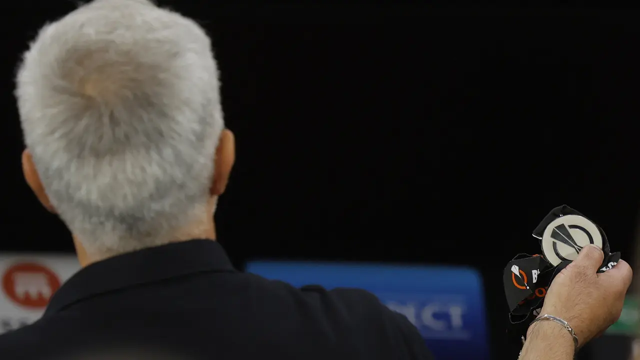 Foto: Detik-Detik Jose Mourinho Ikuti Gaya Bek Thailand, Lempar Medali ke Bangku Penonton