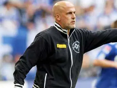 Gaya pelatih Borussia Muenchengladbach Michael Frontzeck di laga lawan Schalke 04 yang berlangsung di Gelsenkirchen, 25 September 2010. Frontzeck dipecat pada 13 Februari 2011. AFP PHOTO / PATRIK STOLLARZ 