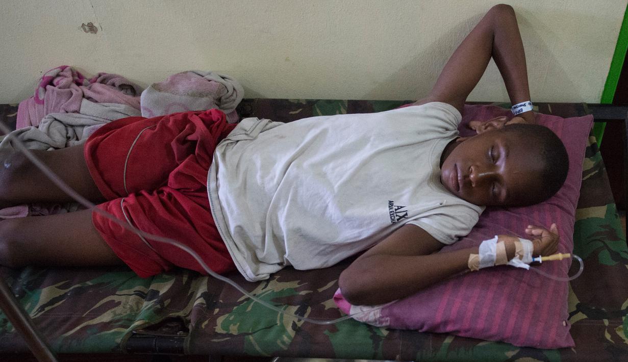 Seorang anak menjalani perawatan medis di rumah sakit setempat di Agats, Asmat, provinsi Papua Barat (26/1). Sebanyak 50 pasien anak gizi buruk dan campak yang hendak dirujuk ke RSUD Asmat terpaksa ditampung dan dirawat di Gereja. (AFP/Bay Ismoyo)