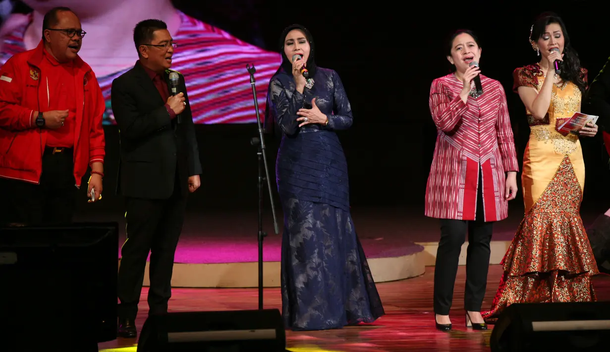 Puan Maharani berharap konser bertajuk 'In Memoriam Perjalanan Panjang Sang Legenda' bisa membawa pesan positif bagi musisi-musisi muda dan terus berkarya. Acara ini sekaligus peluncuran buku biografi singkat Benny Panjaitan. (Nurwahyunan/Bintang.com)