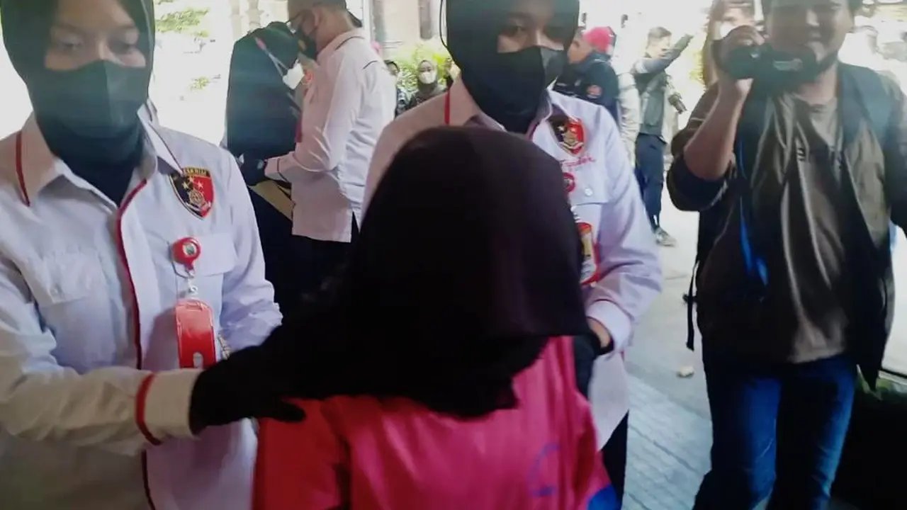 Pelaku ketika diamankan di Mapolres Tuban. (Ahmad Adirin/Liputan6.com)