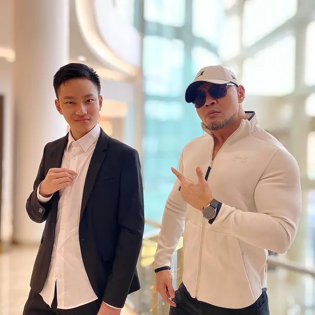 7 Potret Kebersamaan Deddy Corbuzier dan Azka Corbuzier, Kompak