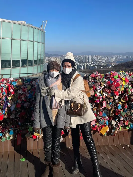 Banyak tempat dikunjungi Imel dan Aqila selama di Korea Selatan. Mereka juga membeli banyak jajanan dan tetap menikmati liburan meski cuaca sedang sangat dingin di sana. (Liputan6.com/IG/@imelpc)