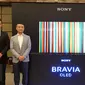 Kazuteru Makiyama, President Director of Sony Indonesia (kanan) dan Riki Siuwandy, Product Marketing TV Sony Indonesia (kiri) saat peluncuran Bravia OLED, A1 di Jakarta, Rabu (13/9/2017). Liputan6.com/ Yuslianson