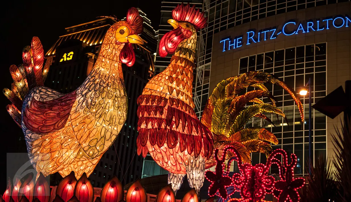 Lampion berbentuk ayam di kawasan Sudirman Central Business District (SCBD), Jakarta, Kamis (26/1). Pemasangan lampion ini dalam rangka menyambut perayaan Imlek 2017. (Liputan6.com/Gempur M Surya)
