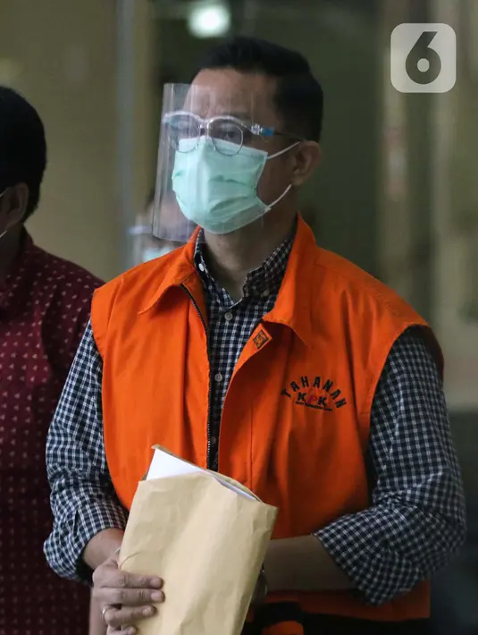 Mantan Menteri Sosial, Juliari P Batubara berjalan meninggalkan Gedung KPK usai menjalani pemeriksaan, Jakarta, Jumat (5/3/2021). Juliari Batubara diperiksa sebagai tersangka suap pengadaan paket bantuan sosial penanganan COVID-19 untuk wilayah Jabodetabek 2020. (Liputan6.com/Helmi Fithriansyah)