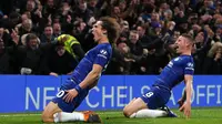 Bek Chelsea, David Luiz, merayakan gol yang dicetaknya ke gawang Manchester City pada laga Premier League di Stadion Stamford Bridge, London, Minggu (9/12). Chelsea menang 2-0 atas City. (AFP/Adrian Dennis)