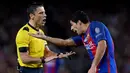 Striker Barcelona, Luis Suarez, memprotes wasit setelah dilanggar pemain Manchester City dalam laga Grup C Liga Champions di Camp Nou, Barcelona, Kamis (20/10/2016) dini hari WIB. (AFP/Josep Lago)