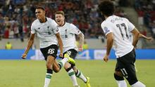 Pemain Liverpool, Trent Alexander-Arnold (kiri) merayakan golnya ke gawang Hoffenheim pada kualifikasi Liga Champions di Rhein-Neckar-Arena, Sinsheim, (15/8/2017). Liverpool menang 2-1. (AP/Michael Probst)