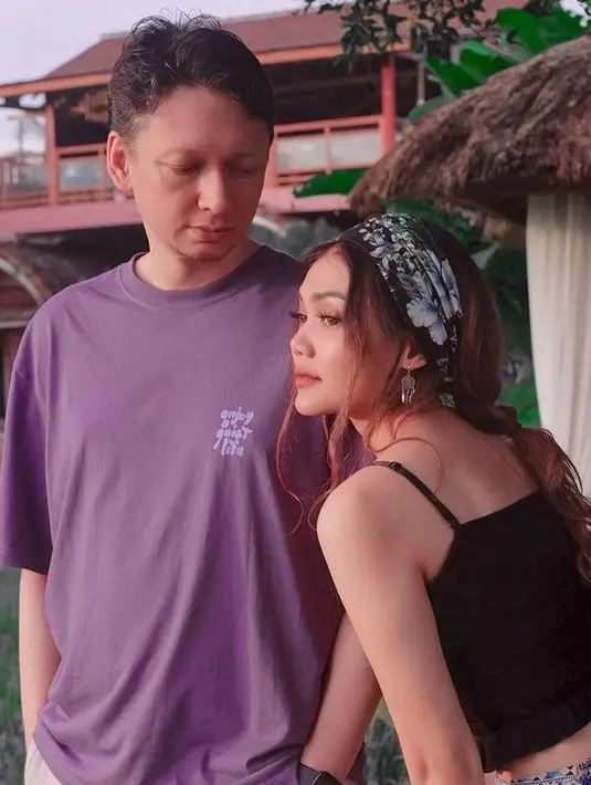 Memiliki hubungan yang sehat, diakui Rina dirinya dan Josscy selalu terbuka dan menceritakan apapun. [Foto: Instagram/rinanose16]